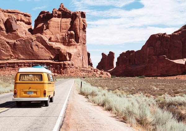 Quels sont les meilleurs conseils pour faire un road trip en van à travers l'Australie : itinéraires et équipements ?